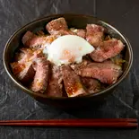 温玉のせ厚切りローストビーフ丼 肉150g（厚切りローストビーフ丼しか勝たん）