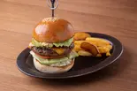 アボカドチーズバーガー（黒毛和牛バーガーブラッカウズ）