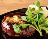 煮込み馬肉ハンバーグ丼【デリバリー専用商品】（馬バル 健 -たける-）