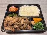 炭火焼き鶏塩W弁当(300g)（肉酒場にゃぶ）