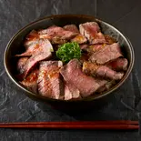 厚切りローストビーフ丼 200g（厚切りローストビーフ丼しか勝たん）