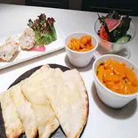 レディースセット Seafood + Mix Vegetable Curry + Chicken Kabab 2pcs + Salad + Cheese Nan（インド料理マハラジャ ボンベイカフェ晴海店）