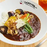 牛すじカレーの季節の野菜添え(シロクマカレー住吉店)