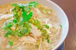 あっさりしたスタンレー定番の味米麺と蒸し鶏、もやしのベトナムフォー（ASIAN MARKET STANLEY）