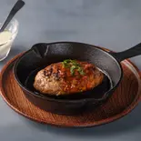 ラムもも肉のハンバーグ 自家製デミグラスソース（ラムしゃぶ金の目 六本木店）