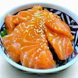 サーモン丼(海鮮丼、焼き鳥、唐揚げ専門店 大越)