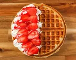 【ワッフル】ストロベリー  Strawberry Whip Cream（アサイーボウルが旨い店！レッドチリ）