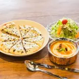 Hセット エビカレー チーズナンかチョコレートナン サラダ付 EBI CURRY cheese naan or chocolate naan,salad（TAREMAM）