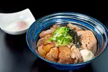 とろとろ豚軟骨と炙りチャーシューの温玉あいもり丼（東京油そば池永）