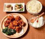 鶏ももの唐揚げ定食【中華料理定食】(小尾羊 薬膳しゃぶしゃぶ 巣鴨店)