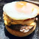 目玉焼きチーズバーガー(フレンチフライ付き)（スタンドココペリ (CAFE＆BAR Thunderbird)）