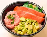 サーモンねぎとろアボカド丼(95)（魚丼 北千住本店）