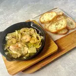 海老とキノコのアヒージョ バケット添え（ヤミツキ ハマ横丁店）