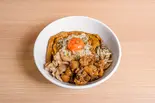 スパイスカレーまぜそばどて焼き乗せ（RAMEN ガモウスマイル）