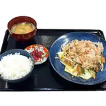 油かす野菜炒め定食（株式会社野山製靴 心食堂）
