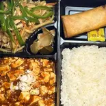 中華弁当③(マーボー豆腐&青椒肉絲)(中国料理 菜香園)