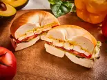 しっとり鶏むね肉のハニーマスタードベーグルサンド Honey mustard bagel sandwich with moist chicken breast（【自家製もっちりベーグル】ベーグルカフェZERO）