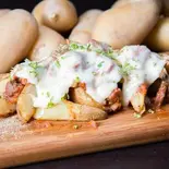 ポテトフライ・スパイシーミートソースとモッツァレラ French Fries with Spicy Meat Sauce and Raclette Cheese（トラットリア アルベロ）