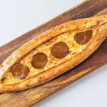 ビーフソーセージのピザ Sucuklu Pide（ハッピーケバブ東川口店）