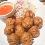 牛肉のミートボールの揚げ物 ลูกชิ้นเนื้อทอด（パッタイ）