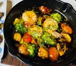 ブラックタイガーとマッシュルームアヒージョ(台湾複合料理居酒屋 雅庄)