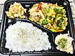 野菜炒め弁当 Stir-fried vegetable lunch box（KitchenBarぐりむ）