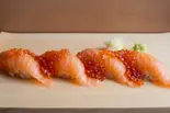 サーモンいくらがけ握り(4貫)（笠川水産）