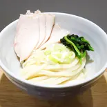 塩だし鶏ぶっかけうどん(薬味ねぎ、国産しっとり鶏胸肉4枚、ほうれん草)(究極の塩だしうどん 京都はんなり)