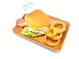 ベーコンエッグバーガーオニオンリングセット（ハワイアンカフェ BURGER paina(バーガーパイナ)）
