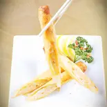 特製エビプリプリ春巻き(一本)写真は二本（本格中華料理 永利 六本木店）