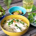 鶏肉のフォー+生春巻きセット set phở gà+ gỏi cuốn（ベトナム料理 アオザイレストラン）