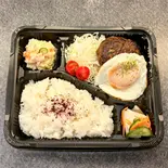 目玉焼きハンバーグ弁当（串と馬肉-梯子-）