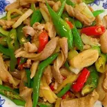 青椒炒猪肚 (ピーマンと豚カツの炒め)（中国料理 壺家大排档）
