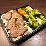 黒毛和牛 特選カルビボリューム弁当 キムチ ナムル サラダ付（炭火焼肉牛力屋ときわ台店）