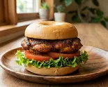 ガツンとスパイシー！アメリカンケイジャンチキンベーグルバーガー American Cajun Chicken Burger（【ニューヨーカーズベーグル】BB Monster）