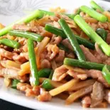 豚肉の細切りとニンニク芽炒め(中華料理 嘉楽飯店 荻窪店)