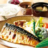 とろ鯖の炙り焼きと野菜天婦羅の定食（おかず多めの贅沢弁当 五反田 ときわ食堂）