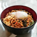 辛口チキンのフライドガーリックすたみなバジル丼(温泉卵付き)（圧倒的背徳感！すたみなRUSH！保谷町店）