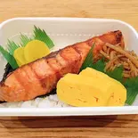 焼き鮭弁当（焼きおにぎりと焼き魚 えんむすび）