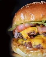ダブルチーズバーガー（ALCAPONNE Burger）