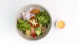 トムヤムチリトマトサラダ丼（パクチリ）