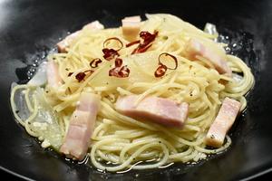 厚切りベーコンのペペロンチーノ