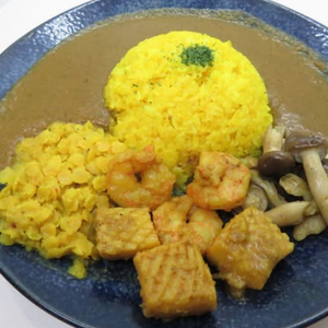 【キノコのソテー付き】イカとエビのスパイスカレー