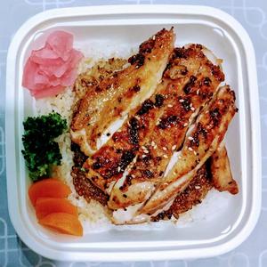 【大盛】チー・鶏丼(おこげ飯、みそ汁、サラダ付き)