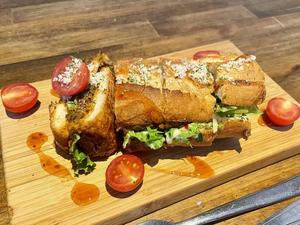 ミニトマトたっぷりタコスミンチのオムレツホットサンド