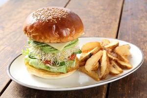 vegetarian burger (no patty.avocado.swiss cheese etc)ベジタリアンバーガー 【フレンチフライ付】