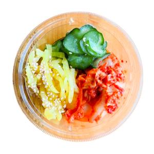 漬物三種盛(きゅうり、キムチ、沢庵)