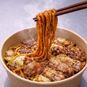 トロトロ牛すじと豚ホルモンの味噌焼きうどん