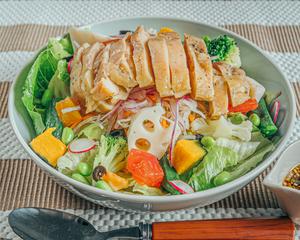 野菜たっぷりサラダカオマンガイ(もも肉) Salad Khaomangai(Thigh)