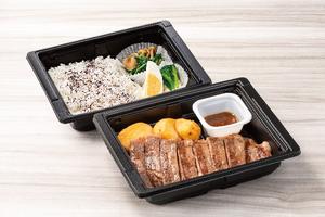 【B2】ブラックアンガスサーロインステーキ〔約160g〕～選べるソース弁当